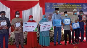 Pihak BPJS Ketenagakerjaan, Jutsuka, Dinas Perikanan Bulukumba, dan Penyuluh perikanan beri santunan kematian ahli waris nelayan